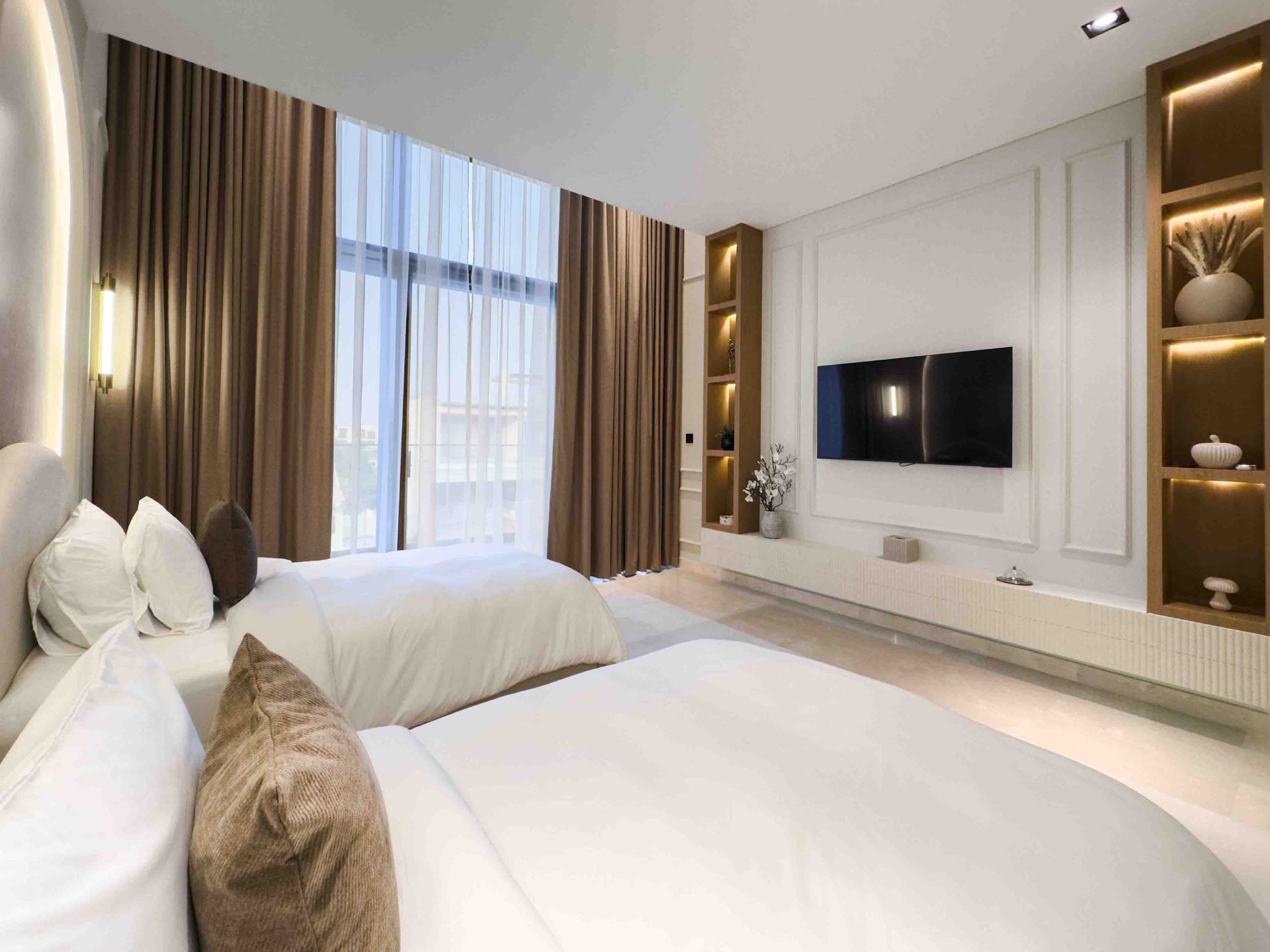 Twin bedroom with panelled TV wall and integrated oak display niches
